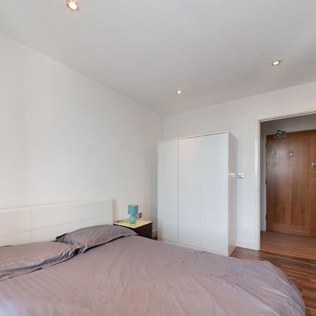 Excel 3 Bedroom Apartment Near City Airport And O2 Arena Лондон Екстериор снимка