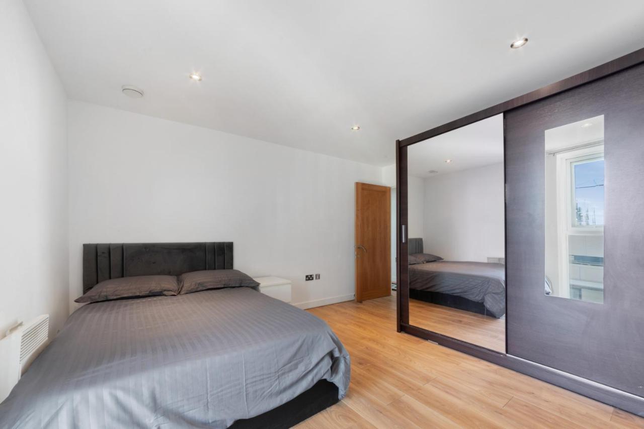 Excel 3 Bedroom Apartment Near City Airport And O2 Arena Лондон Екстериор снимка